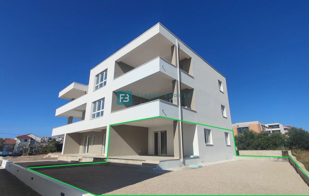 VODICE, novogradnja, pritličje, vrt 130 m2, mirna lokacija, S1