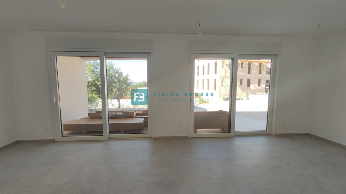 TRIBUNJ, novogradnja, pritličje + vrt 50 m2, 500 m do morja