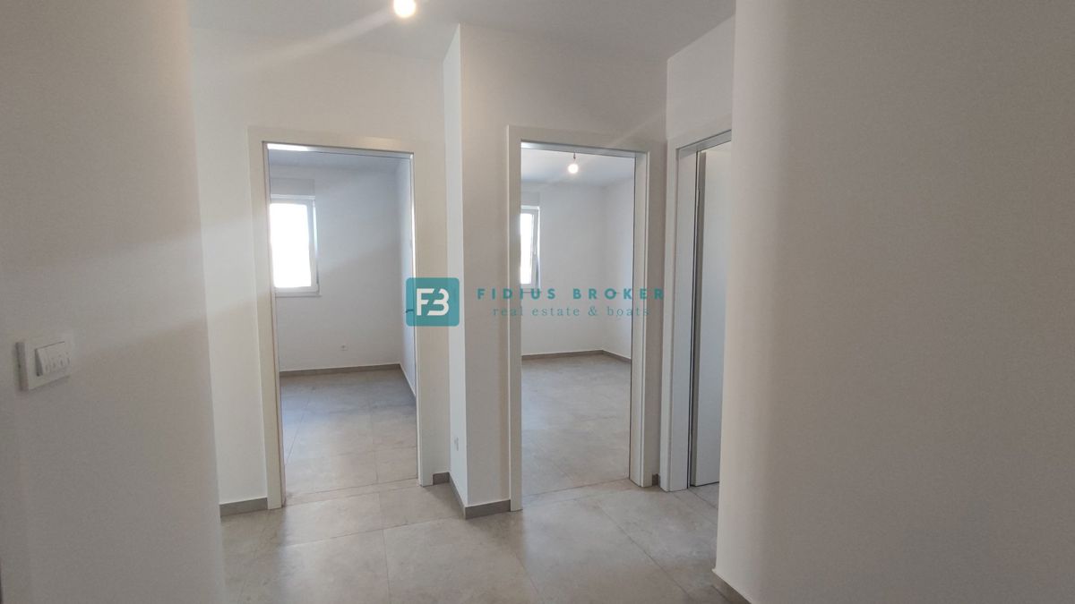 TRIBUNJ, novogradnja, pritličje + vrt 50 m2, 500 m do morja