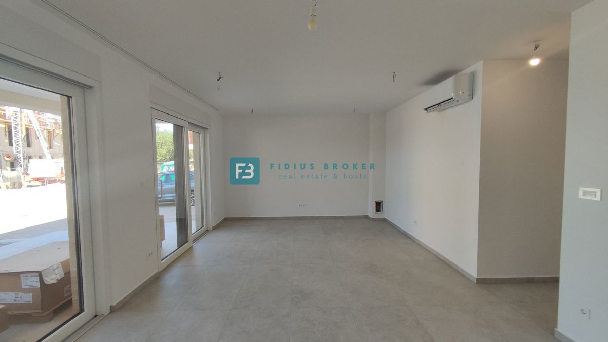TRIBUNJ, novogradnja, pritličje + vrt 50 m2, 500 m do morja