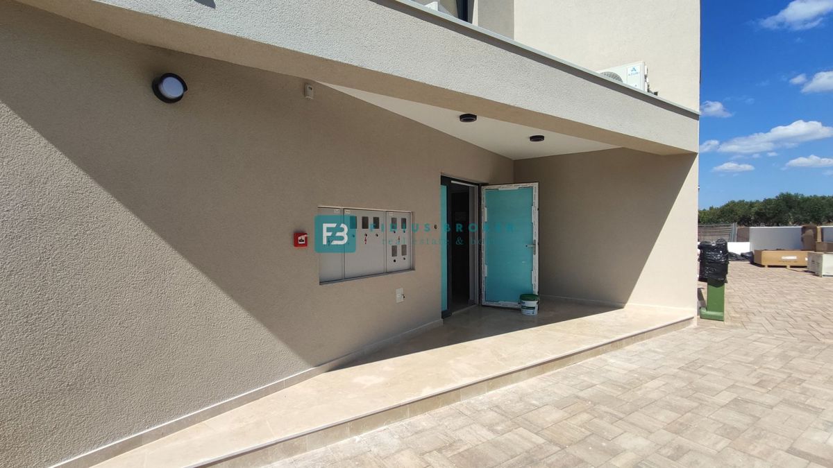 TRIBUNJ, novogradnja, pritličje + vrt 50 m2, 500 m do morja