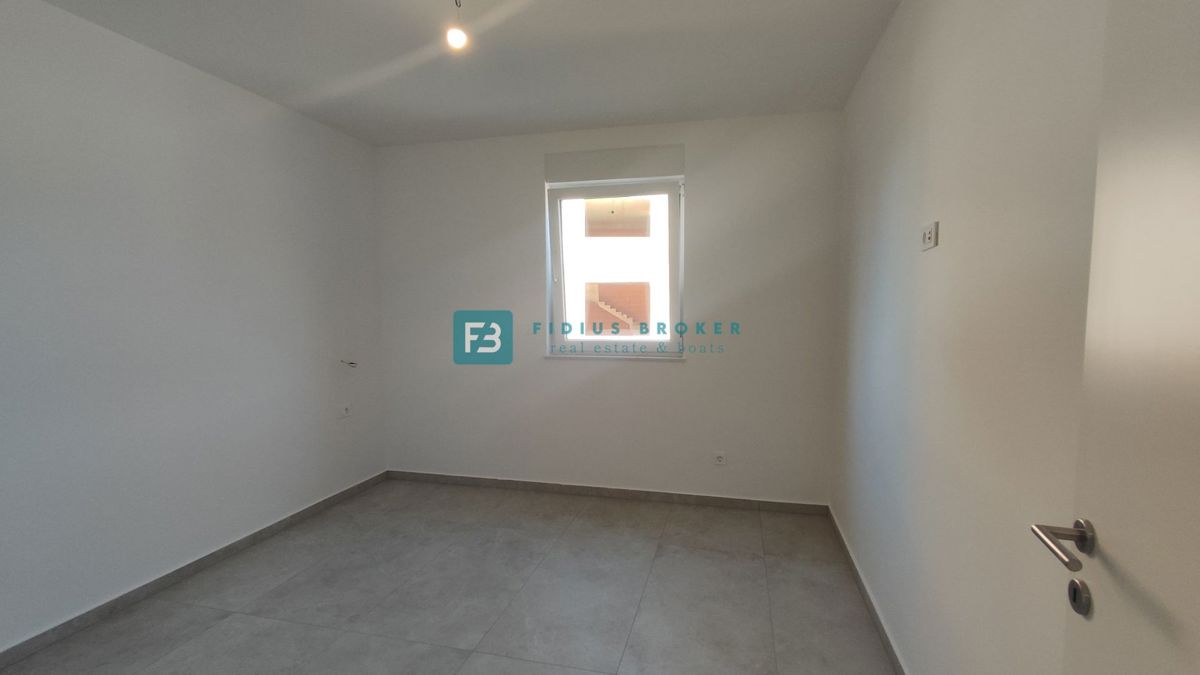 TRIBUNJ, novogradnja, pritličje + vrt 50 m2, 500 m do morja