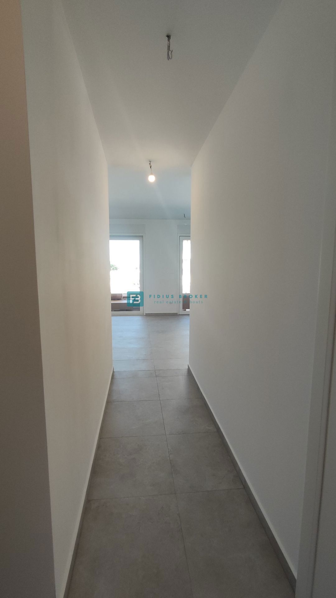 TRIBUNJ, novogradnja, pritličje + vrt 50 m2, 500 m do morja