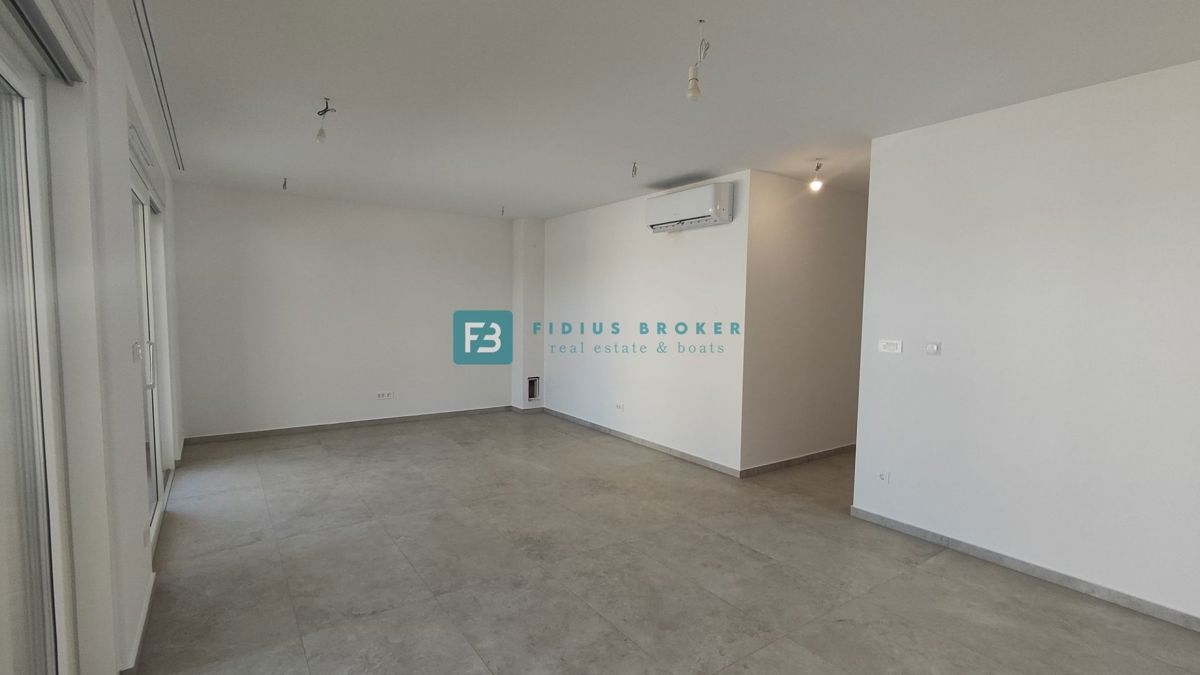 TRIBUNJ, novogradnja, pritličje + vrt 50 m2, 500 m do morja