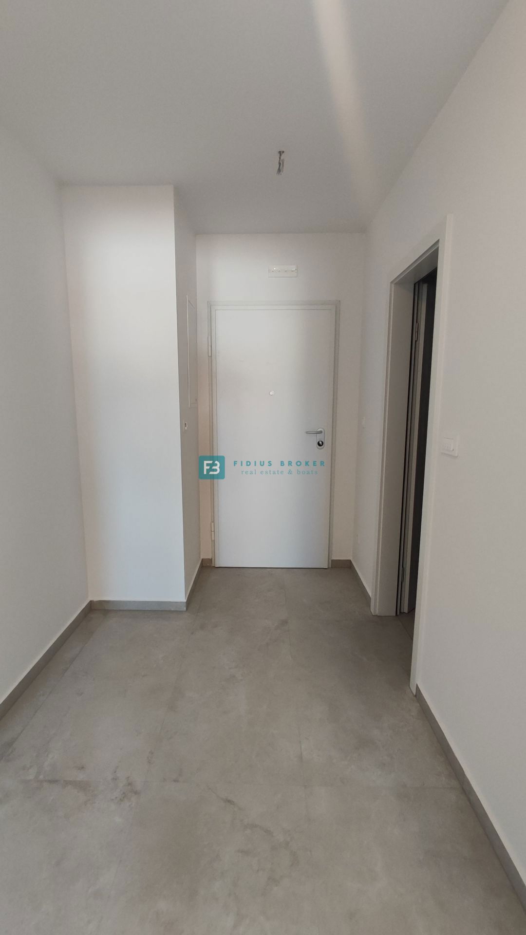TRIBUNJ, novogradnja, pritličje + vrt 50 m2, 500 m do morja