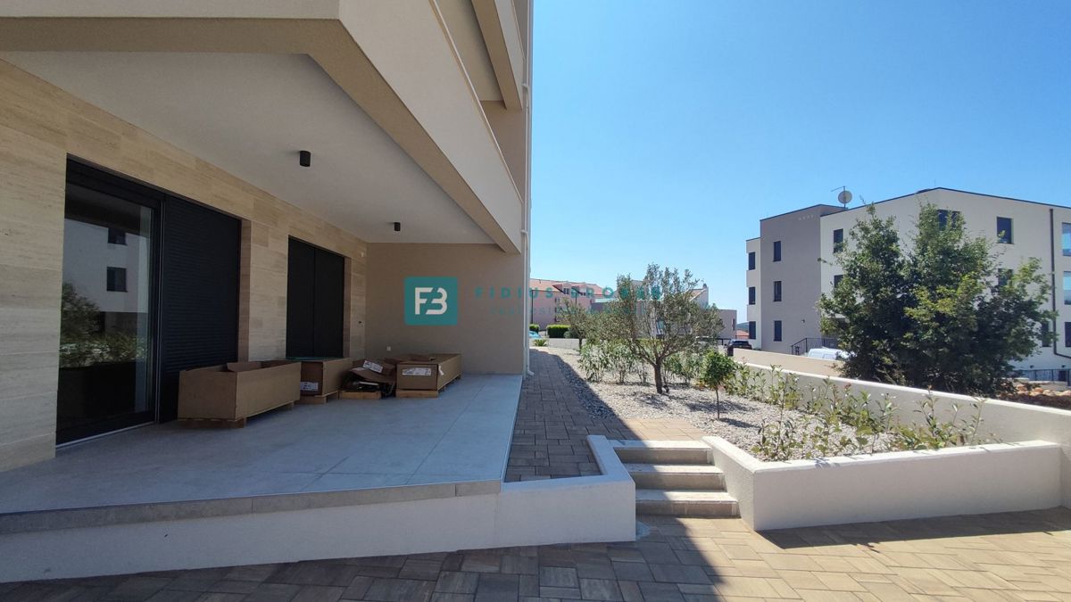 TRIBUNJ, novogradnja, pritličje + vrt 50 m2, 500 m do morja