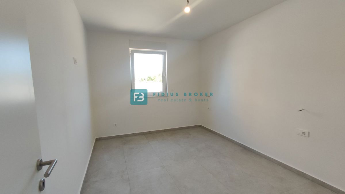 TRIBUNJ, novogradnja, pritličje + vrt 50 m2, 500 m do morja