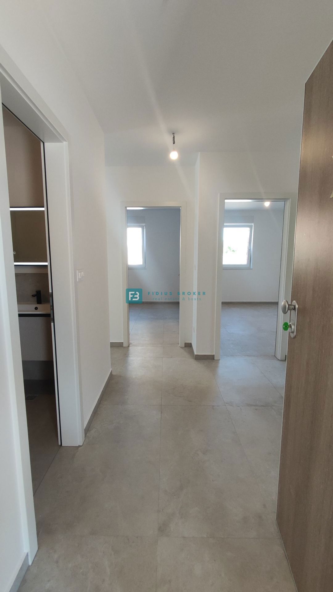 TRIBUNJ, novogradnja, pritličje + vrt 50 m2, 500 m do morja