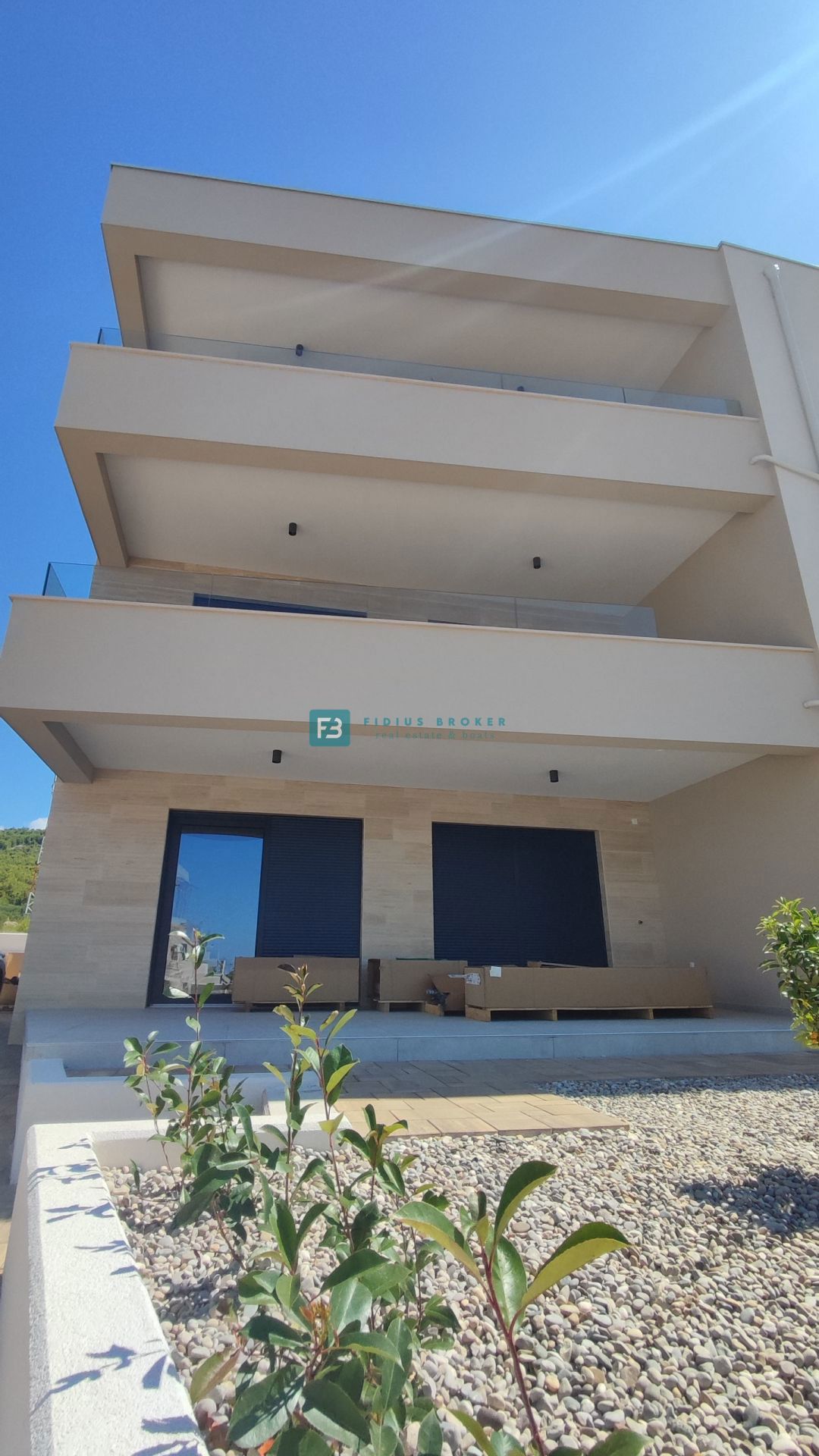 TRIBUNJ, novogradnja, pritličje + vrt 50 m2, 500 m do morja