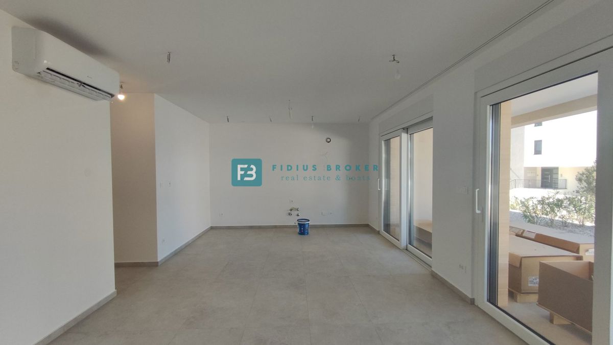TRIBUNJ, novogradnja, pritličje + vrt 50 m2, 500 m do morja
