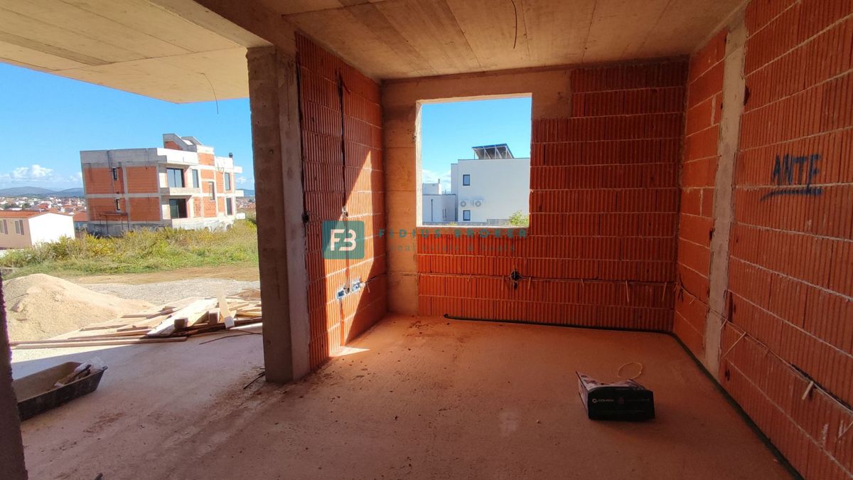 VODICE, novogradnja, pritličje, vrt 51 m2, mirna lokacija