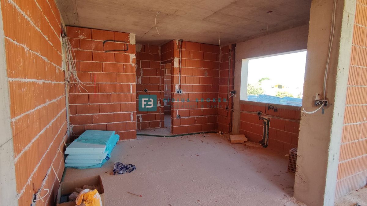 VODICE, novogradnja, pritličje, vrt 51 m2, mirna lokacija