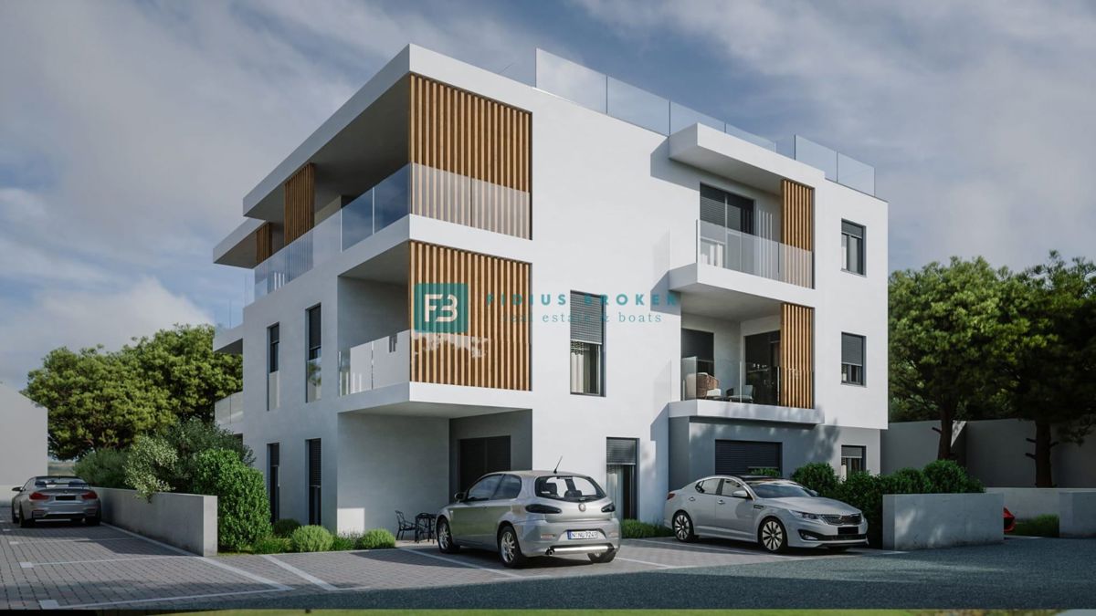 VODICE, novo, 1. nadstropje, 2 spalnici, 650 m do plaže, terasa