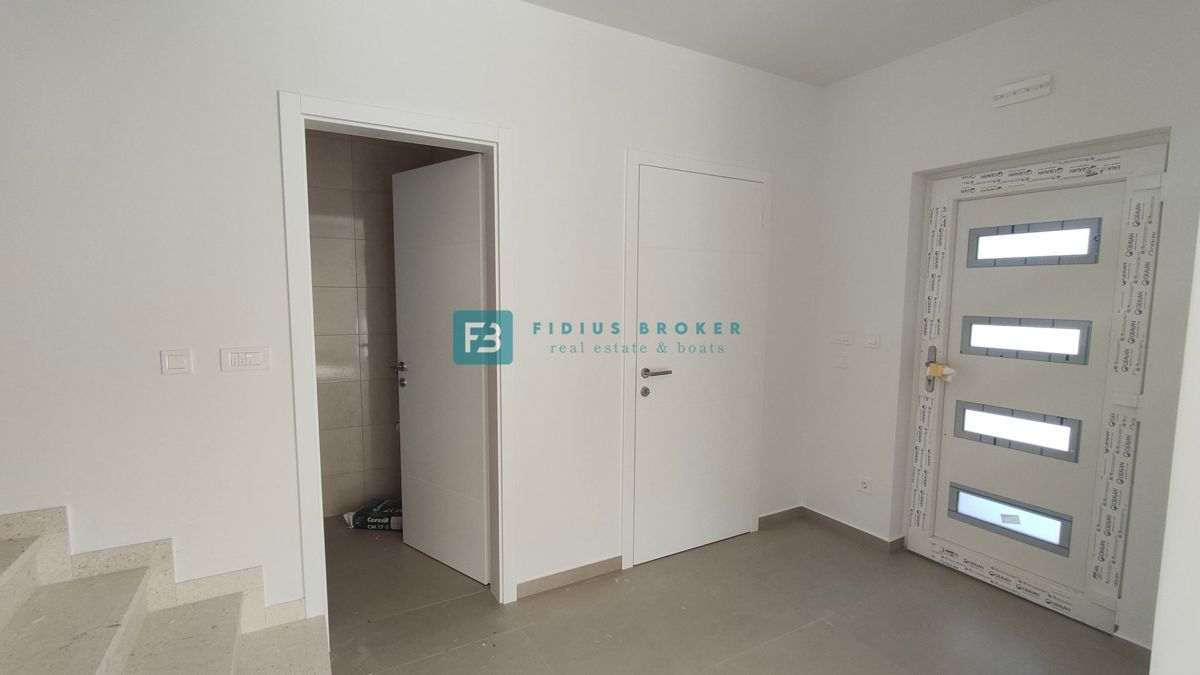 VODICE, novogradnja, dvojček, vrt 166 m2, mirna lokacija, S2