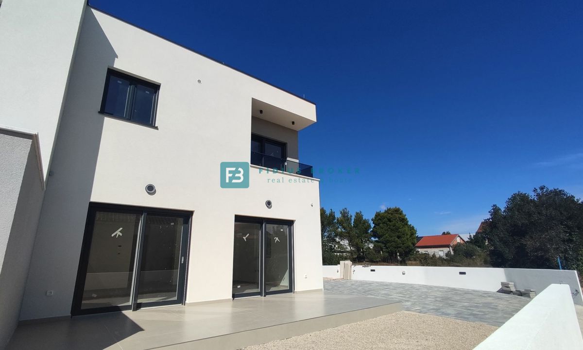 VODICE, novogradnja, dvojček, vrt 166 m2, mirna lokacija, S2