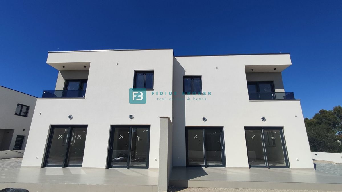 VODICE, novogradnja, dvojček, vrt 166 m2, mirna lokacija, S2