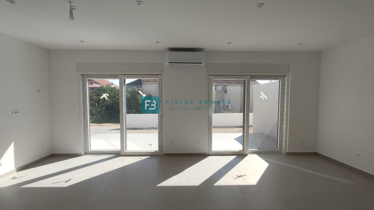 VODICE, novogradnja, dvojček, vrt 166 m2, mirna lokacija, S2