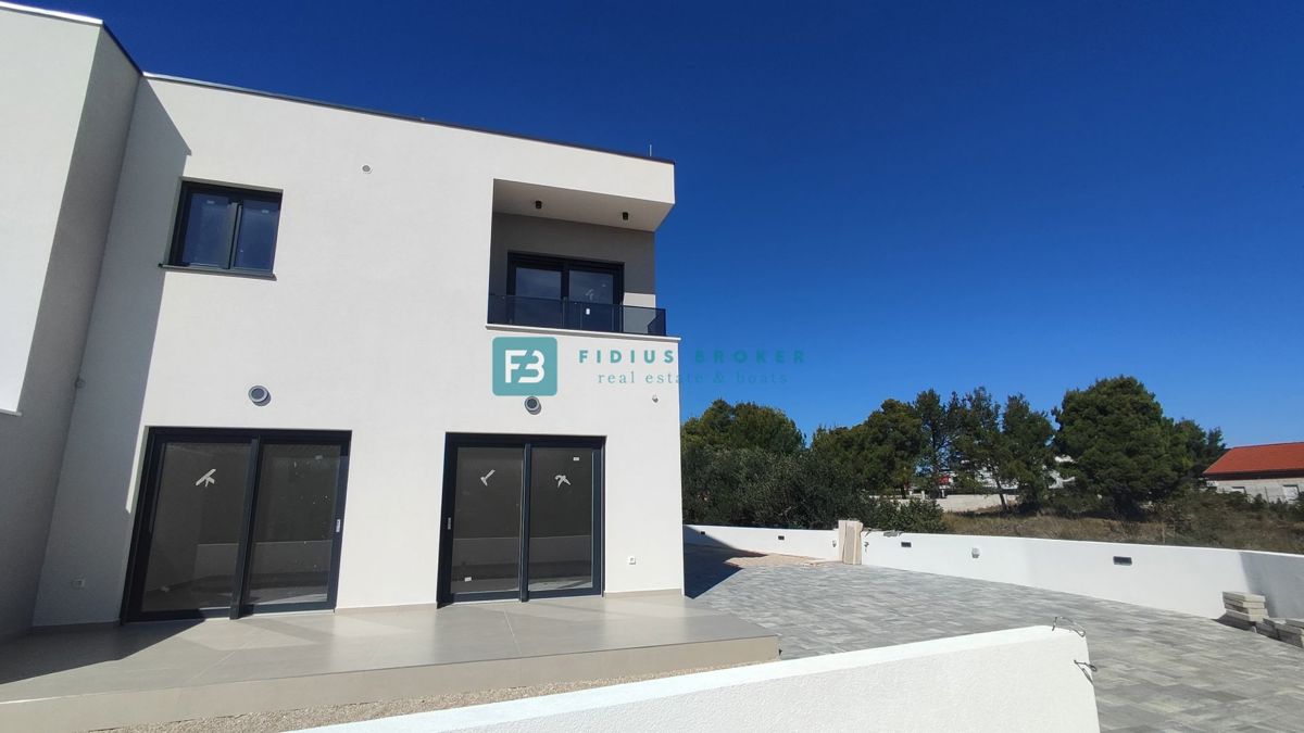 VODICE, novogradnja, dvojček, vrt 166 m2, mirna lokacija, S2