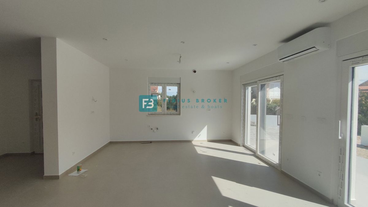 VODICE, novogradnja, dvojček, vrt 166 m2, mirna lokacija, S2