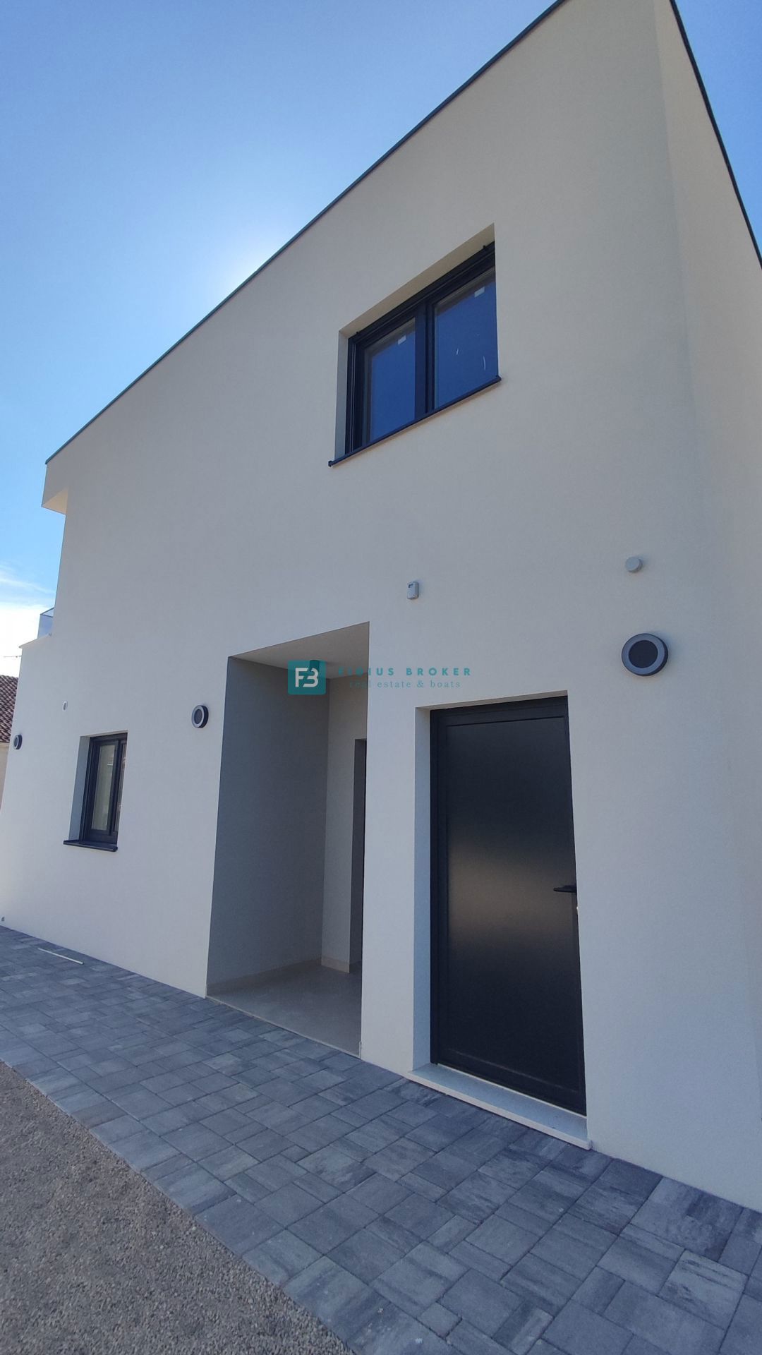 VODICE, novogradnja, dvojček, vrt 166 m2, mirna lokacija, S2