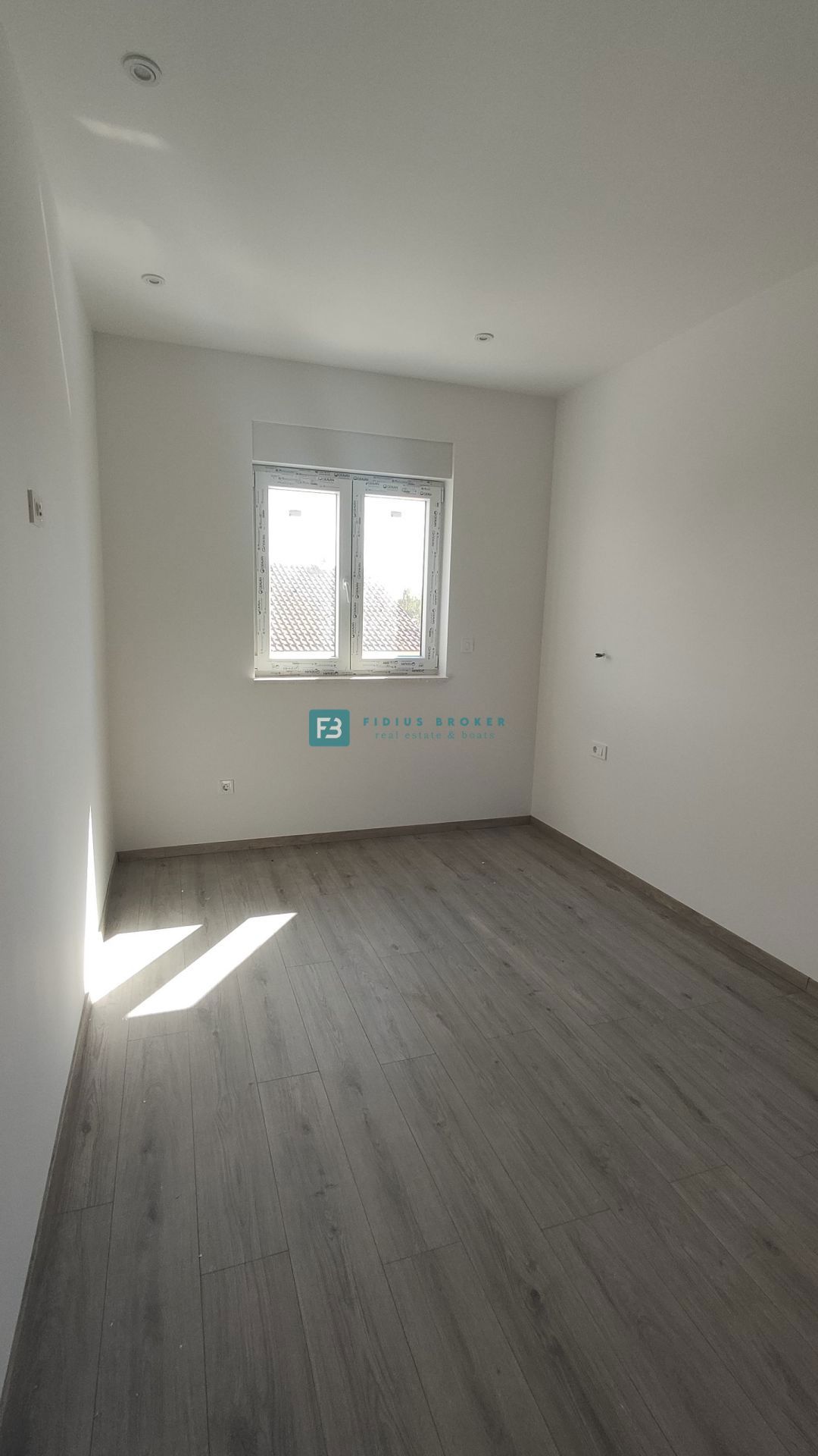 VODICE, novogradnja, dvojček, vrt 166 m2, mirna lokacija, S2