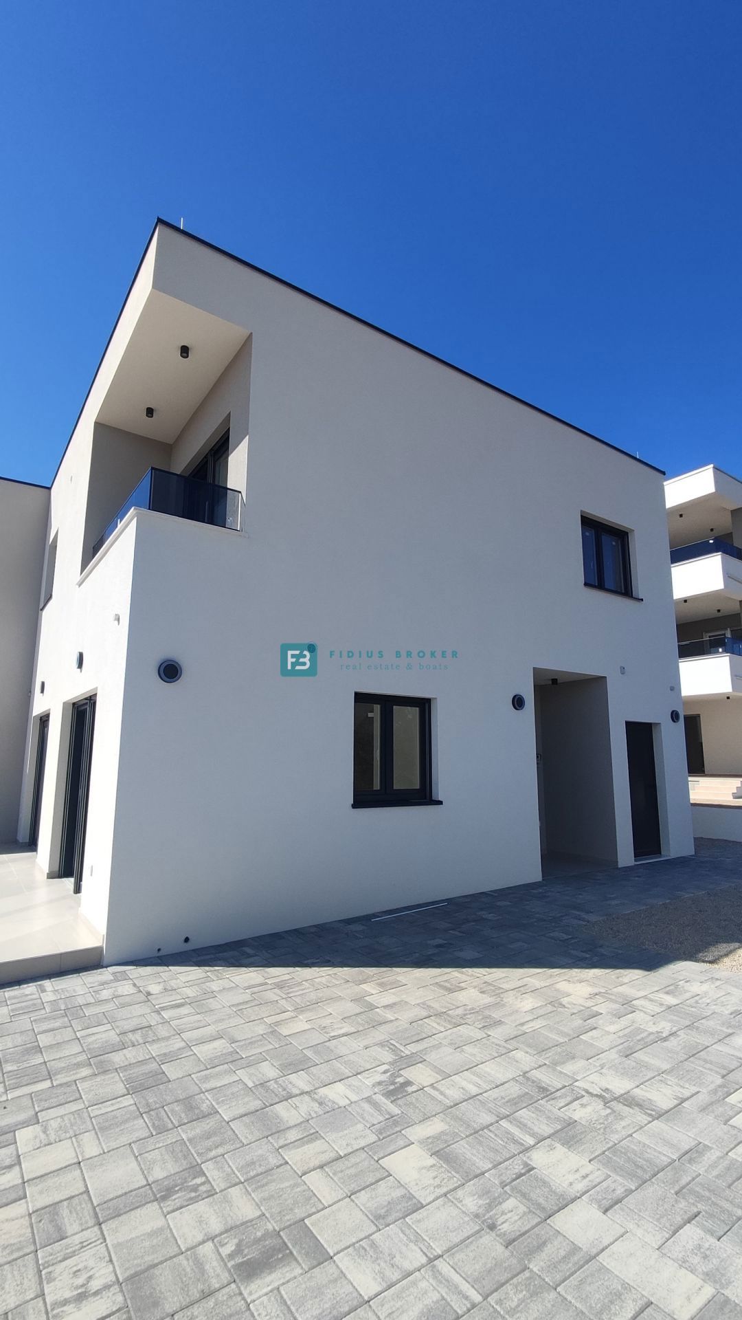 VODICE, novogradnja, dvojček, vrt 166 m2, mirna lokacija, S2