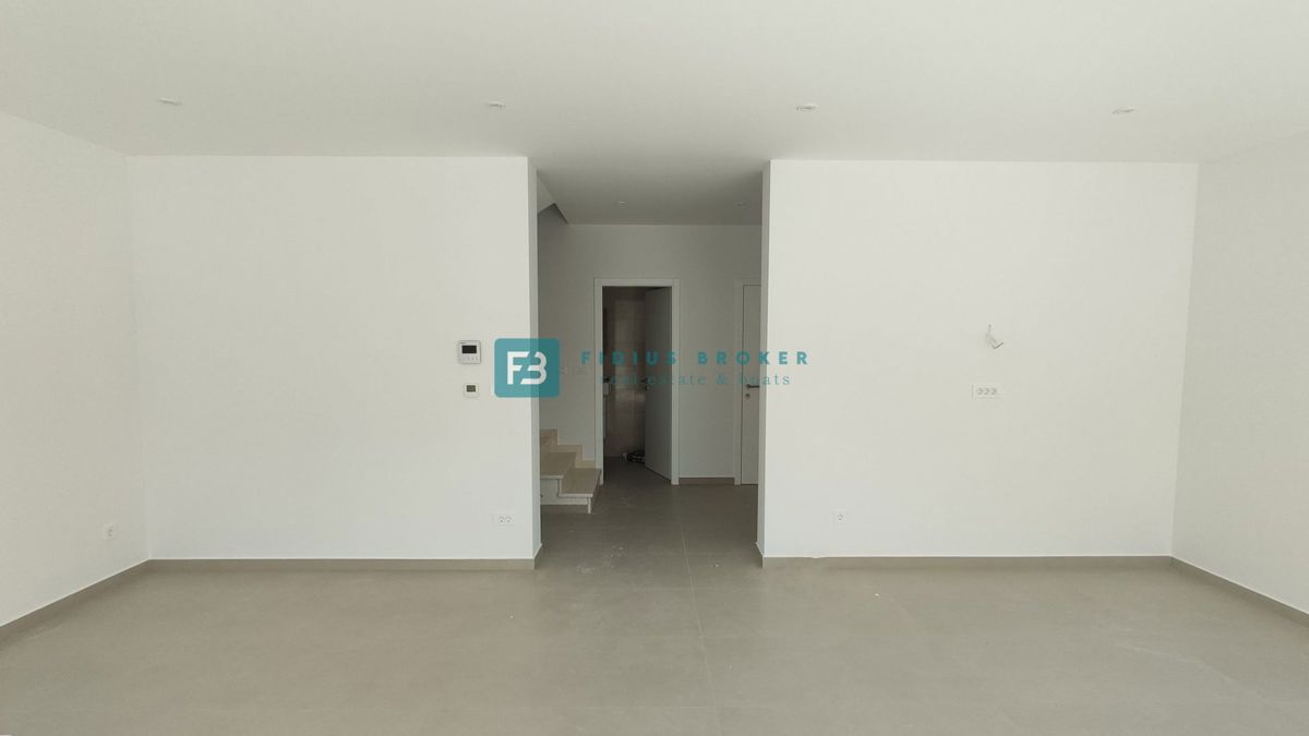 VODICE, novogradnja, dvojček, vrt 166 m2, mirna lokacija, S2