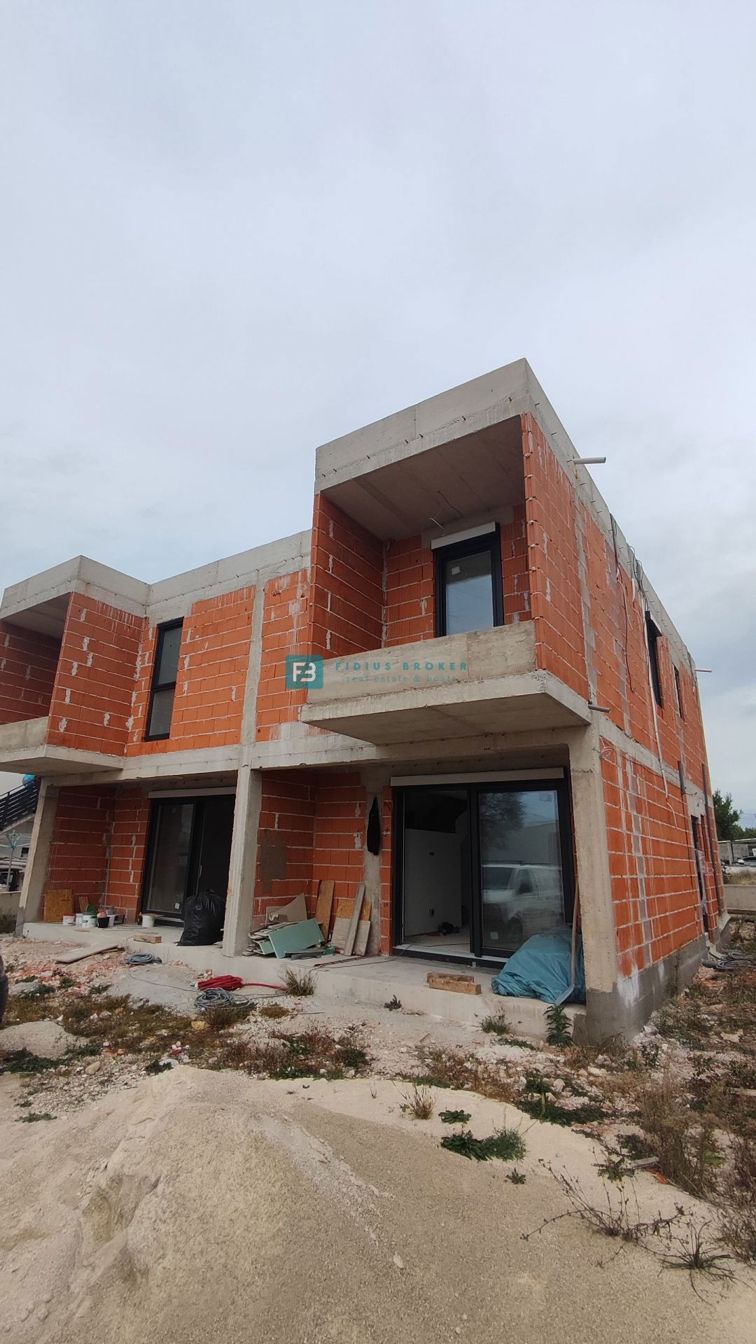 VODICE, novogradnja, družinska hiša, 2 ločena apartmaja, bazen, parkirišče