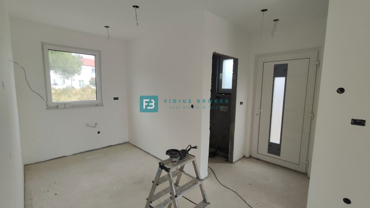 VODICE, novogradnja, družinska hiša, 2 ločena apartmaja, bazen, parkirišče