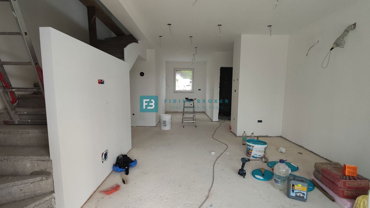VODICE, novogradnja, družinska hiša, 2 ločena apartmaja, bazen, parkirišče