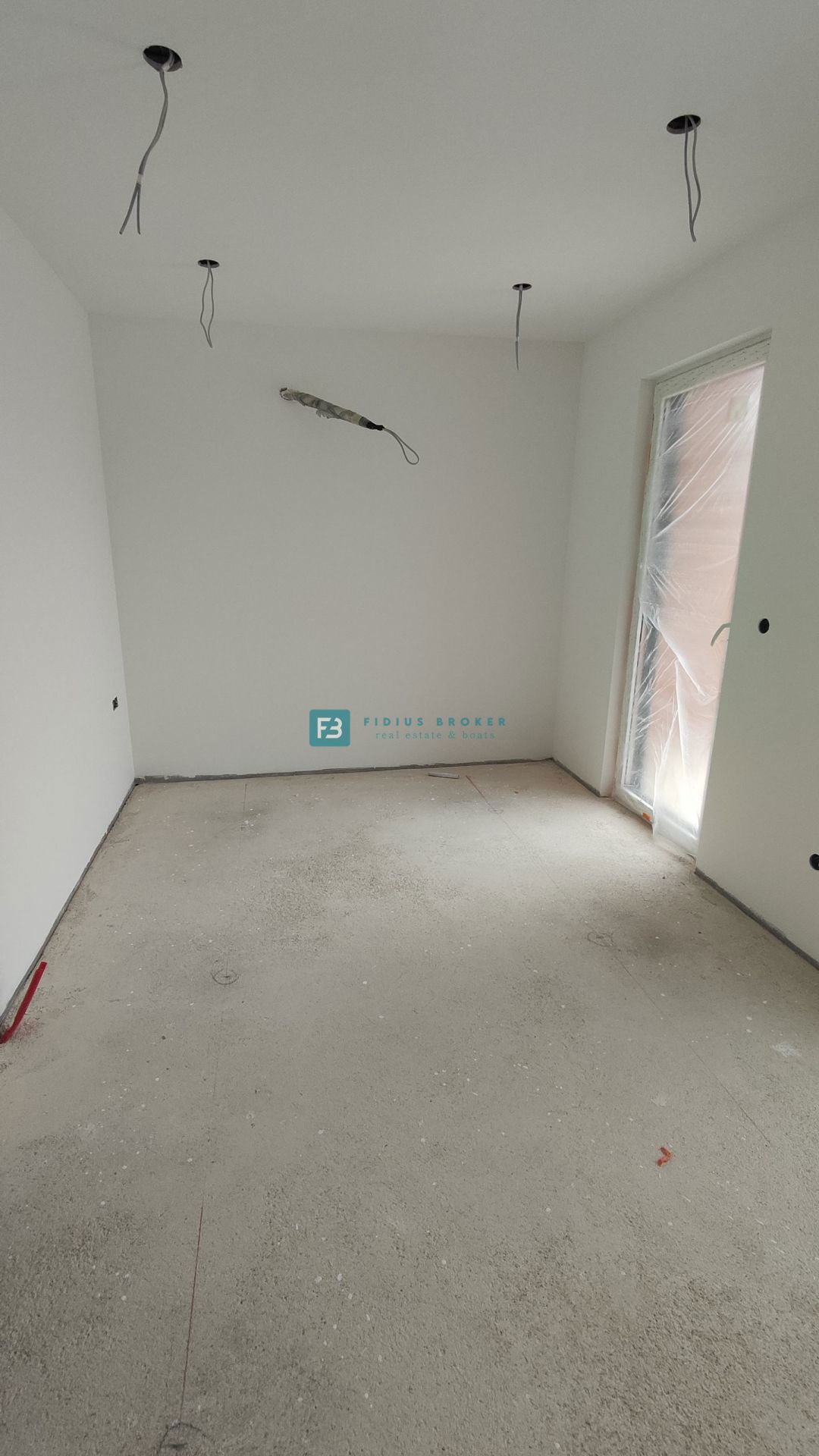 VODICE, novogradnja, družinska hiša, 2 ločena apartmaja, bazen, parkirišče