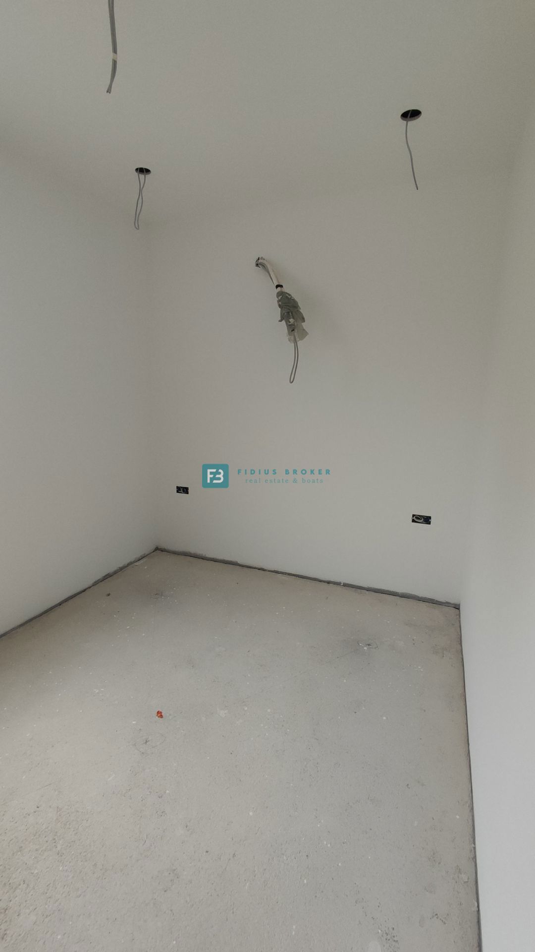 VODICE, novogradnja, družinska hiša, 2 ločena apartmaja, bazen, parkirišče