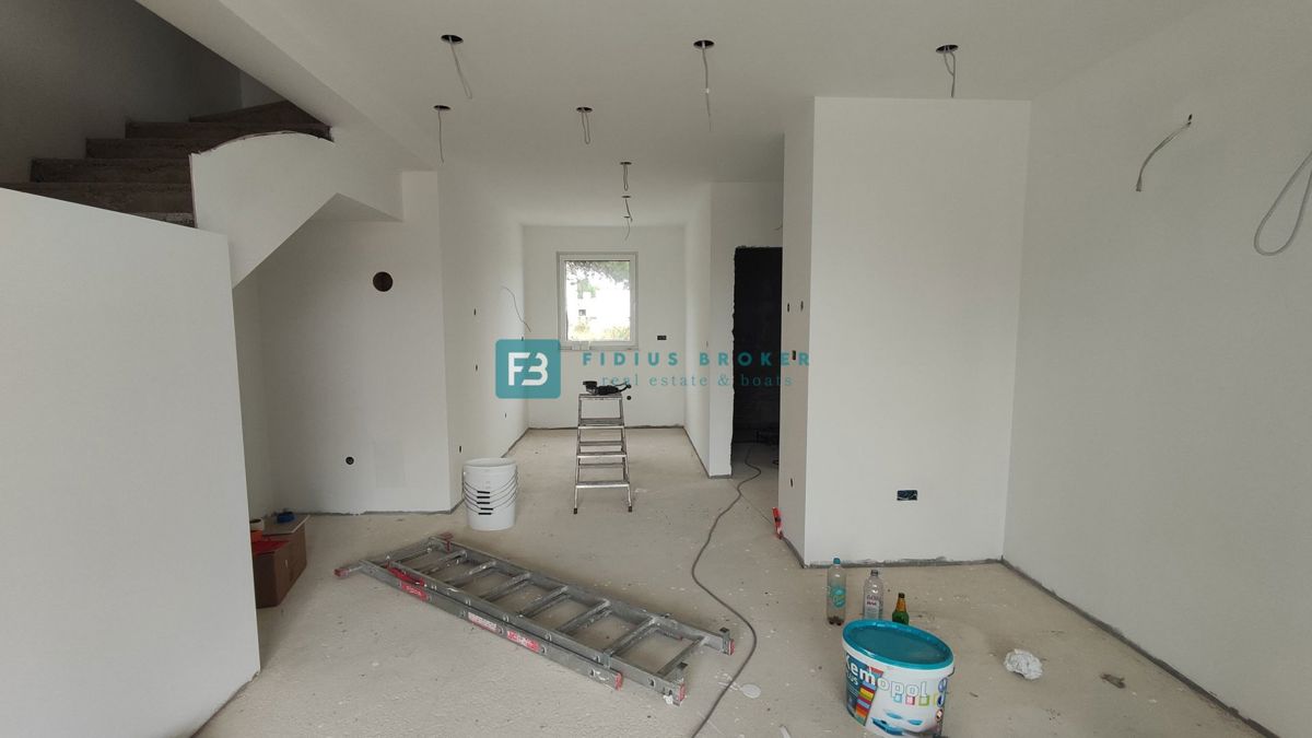 VODICE, novogradnja, družinska hiša, 2 ločena apartmaja, bazen, parkirišče