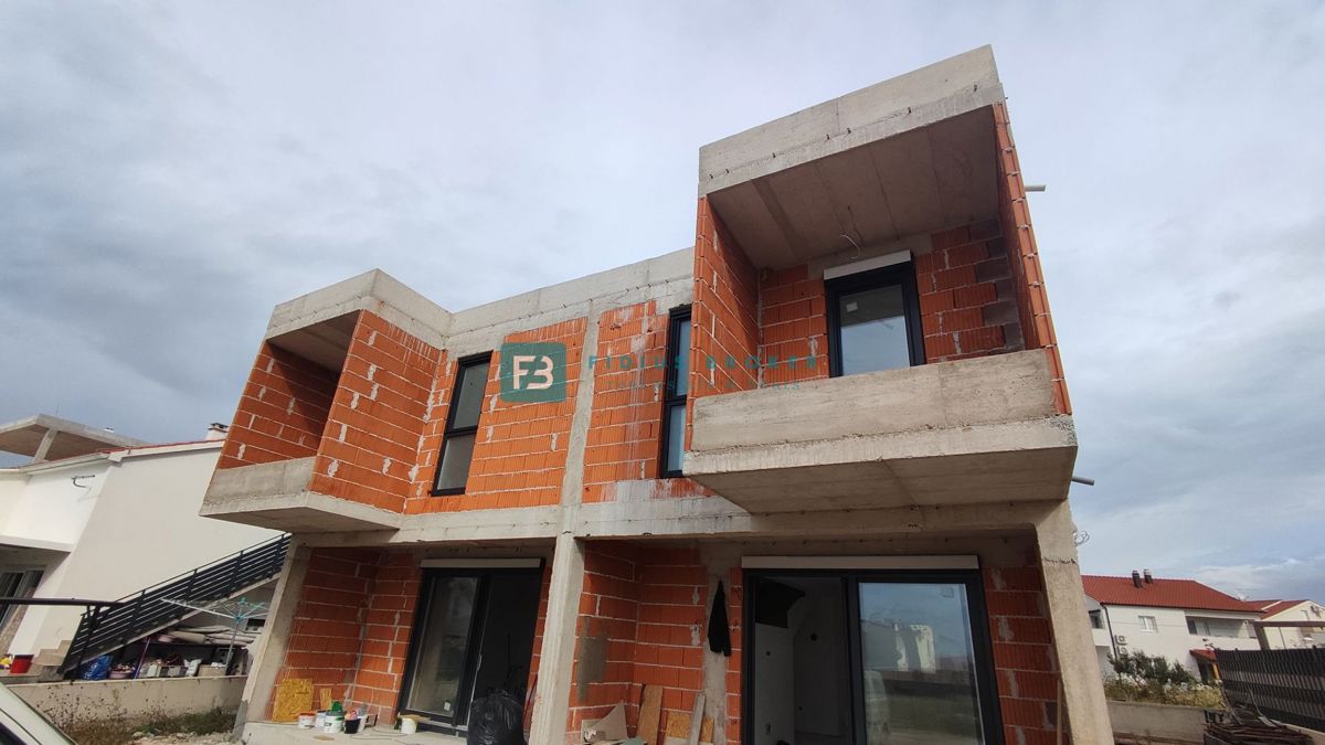 VODICE, novogradnja, družinska hiša, 2 ločena apartmaja, bazen, parkirišče