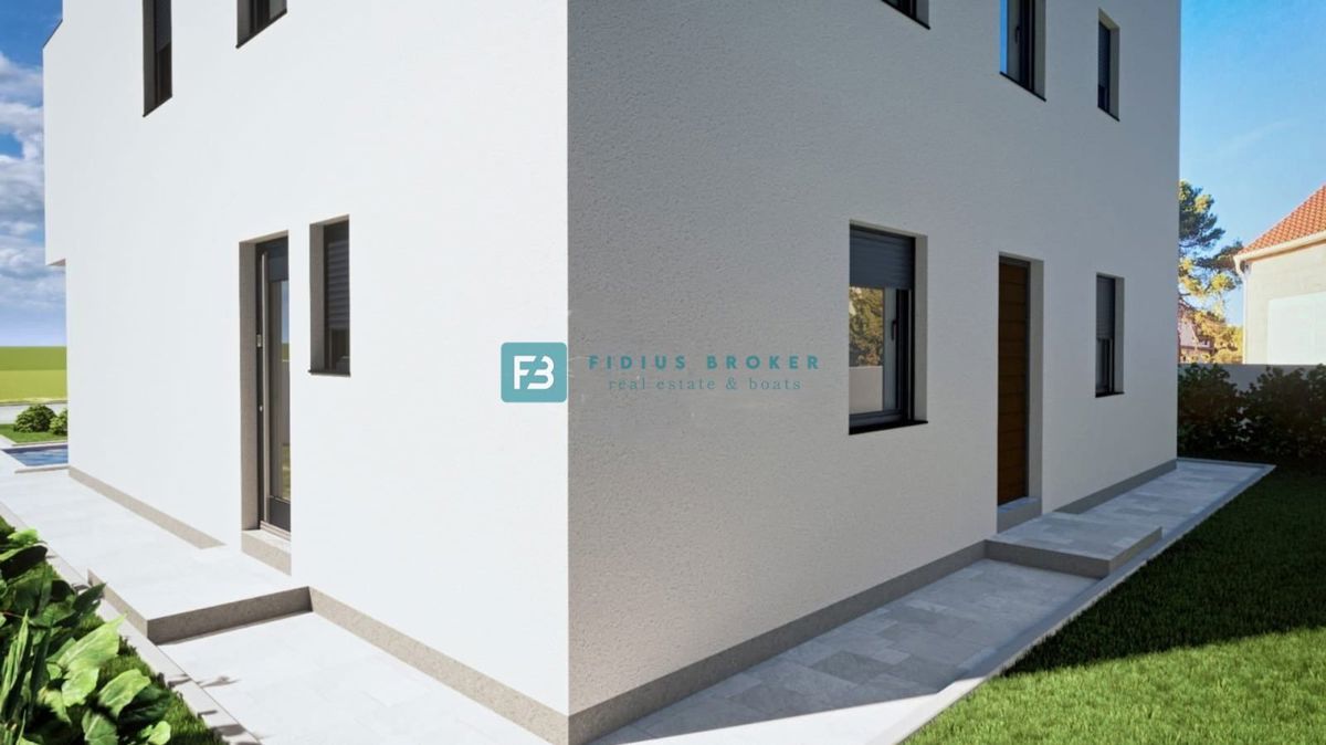 VODICE, novogradnja, družinska hiša, 2 ločena apartmaja, bazen, parkirišče