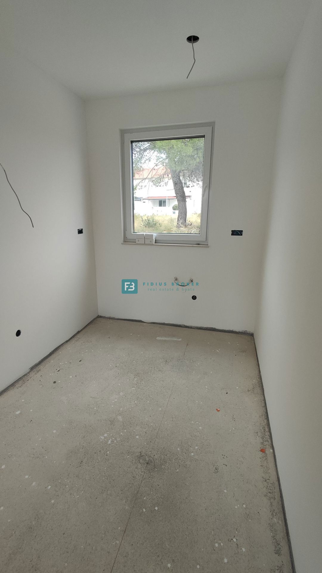 VODICE, novogradnja, družinska hiša, 2 ločena apartmaja, bazen, parkirišče