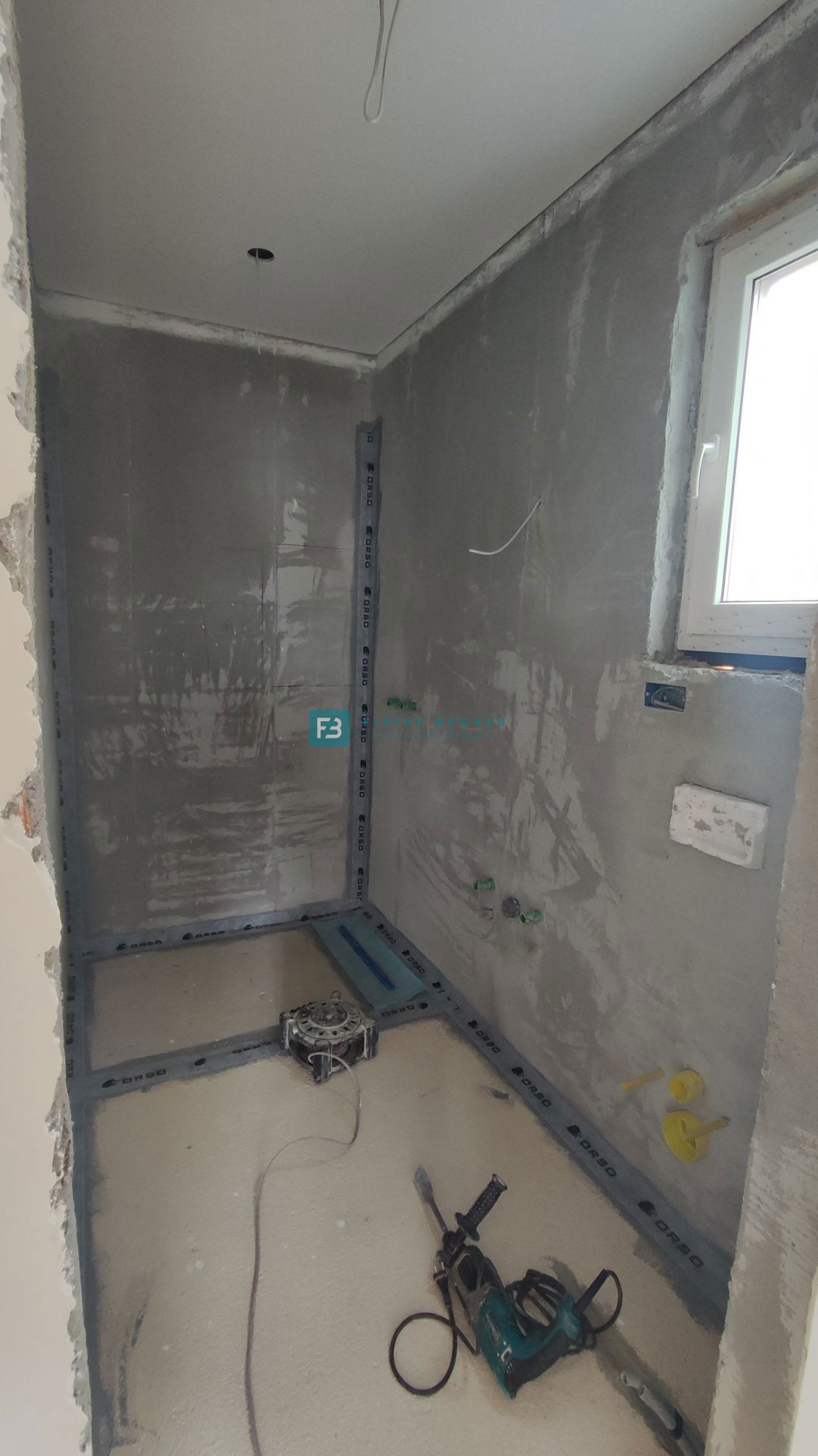 VODICE, novogradnja, družinska hiša, 2 ločena apartmaja, bazen, parkirišče