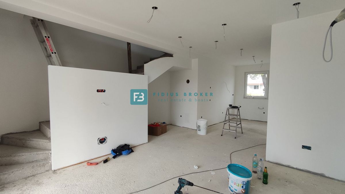 VODICE, novogradnja, družinska hiša, 2 ločena apartmaja, bazen, parkirišče