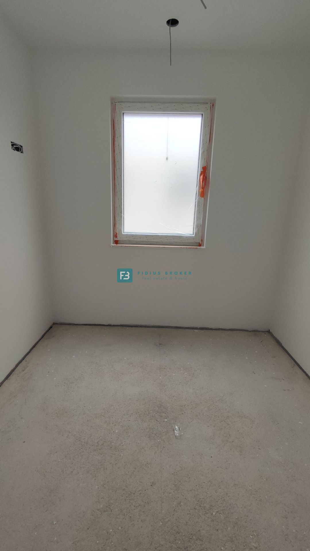VODICE, novogradnja, družinska hiša, 2 ločena apartmaja, bazen, parkirišče