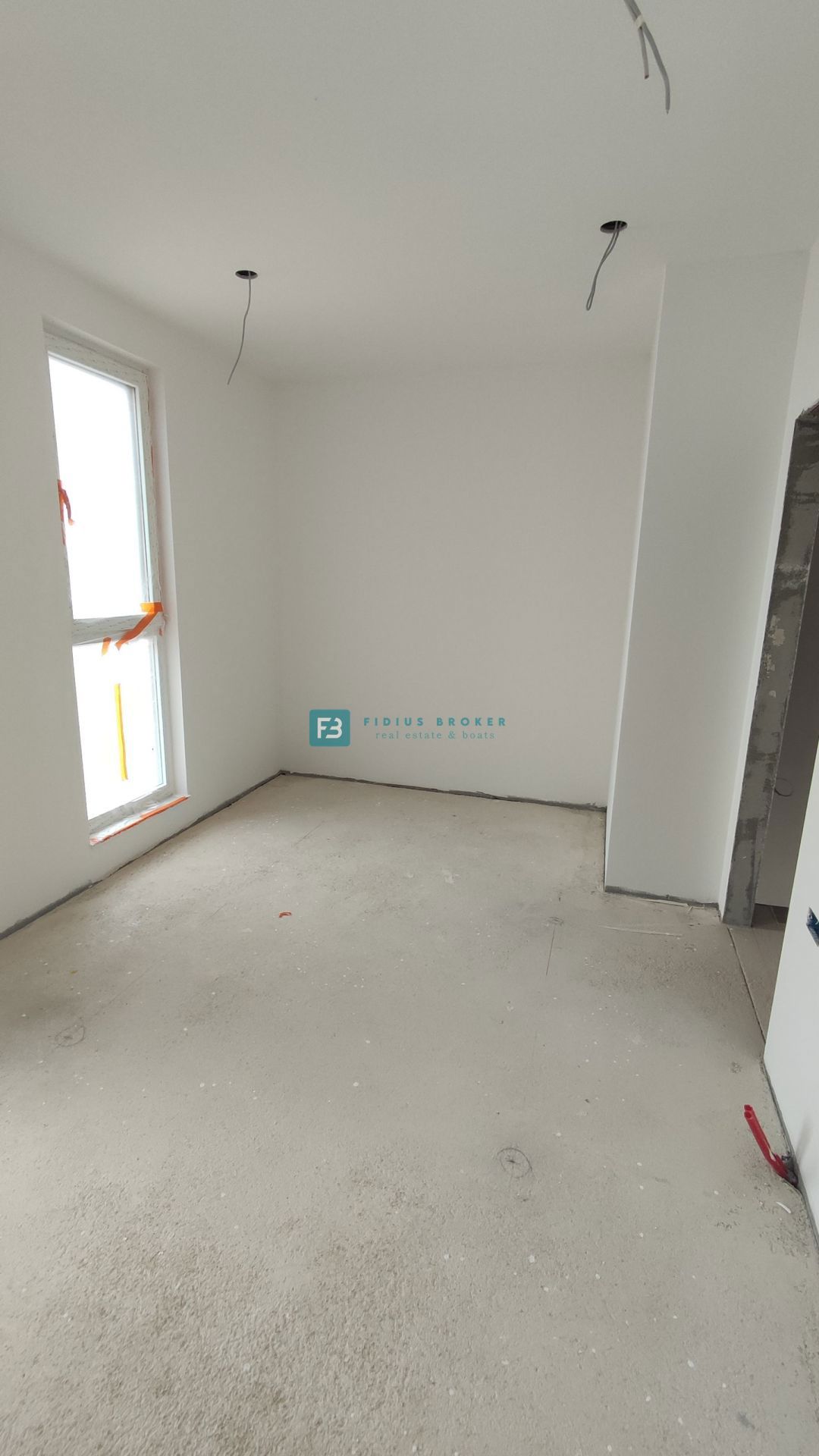 VODICE, novogradnja, družinska hiša, 2 ločena apartmaja, bazen, parkirišče
