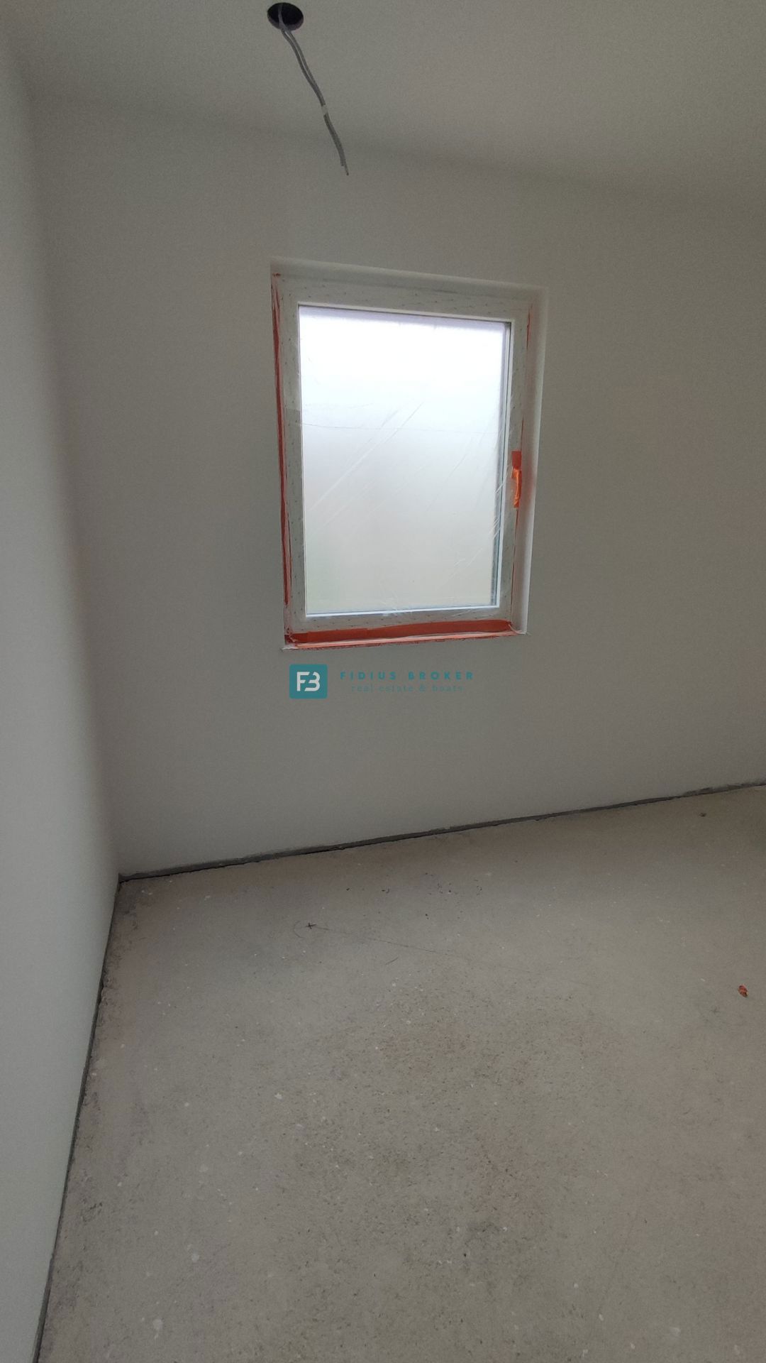VODICE, novogradnja, družinska hiša, 2 ločena apartmaja, bazen, parkirišče