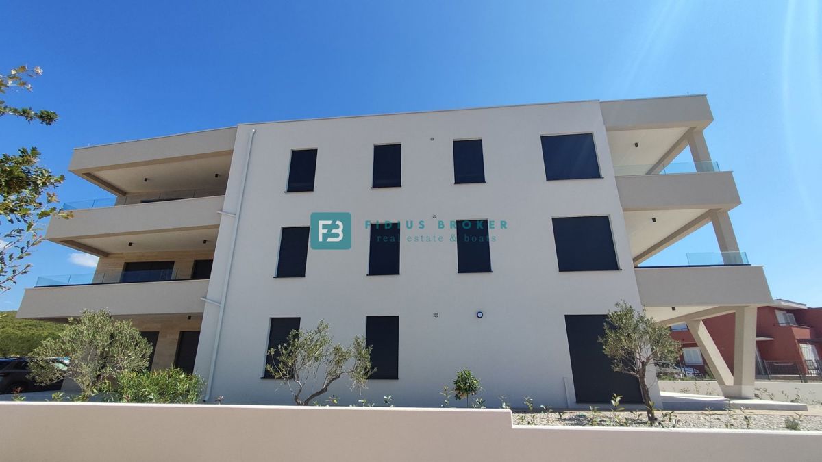 TRIBUNJ, novogradnja, pritličje + vrt 50 m2, 500 m do morja