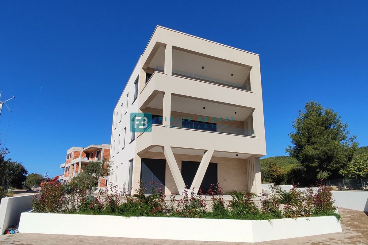 TRIBUNJ, novogradnja, pritličje + vrt 50 m2, 500 m do morja