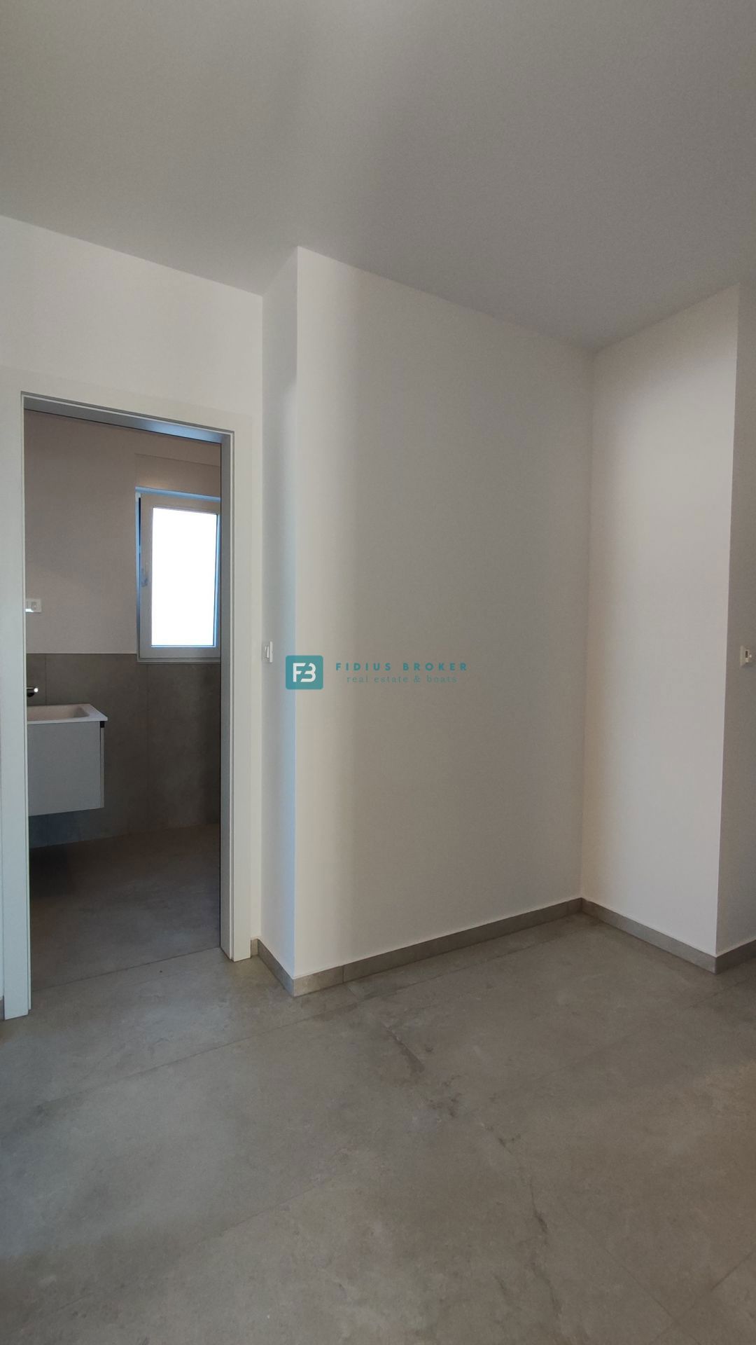 TRIBUNJ, novogradnja, pritličje + vrt 50 m2, 500 m do morja