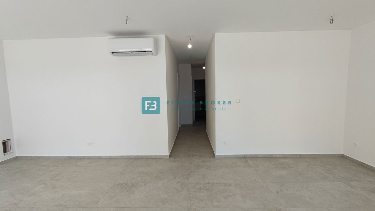 TRIBUNJ, novogradnja, pritličje + vrt 50 m2, 500 m do morja