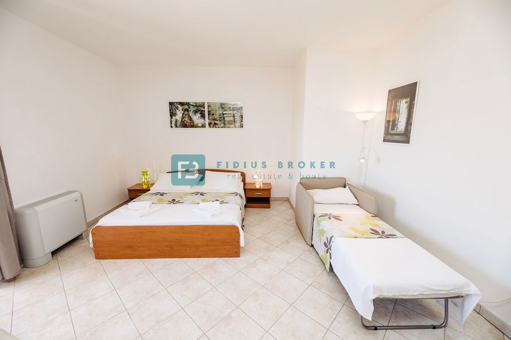 TRIBUNJ, uveljavljen mini hotel, cafe bar, vrhunska lokacija