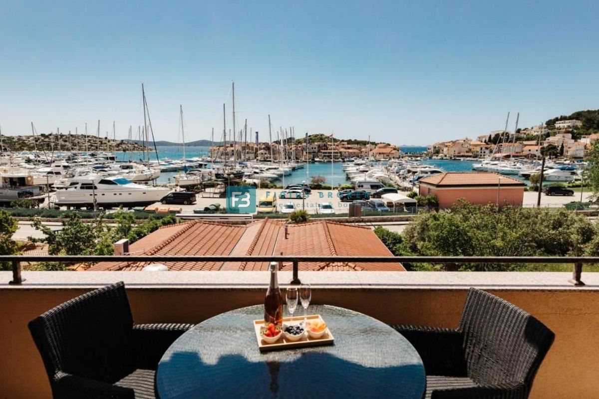 TRIBUNJ, uveljavljen mini hotel, cafe bar, vrhunska lokacija