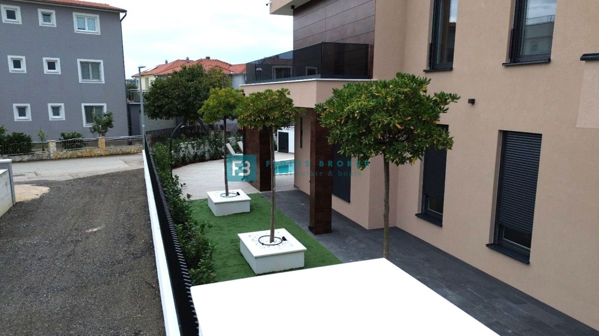 VODICE, novogradnja, luksuzno opremljena vila, bazen, garaža, vrt 340 m2