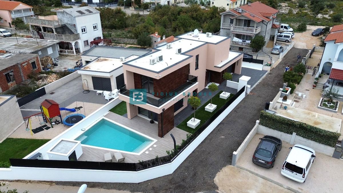 VODICE, novogradnja, luksuzno opremljena vila, bazen, garaža, vrt 340 m2