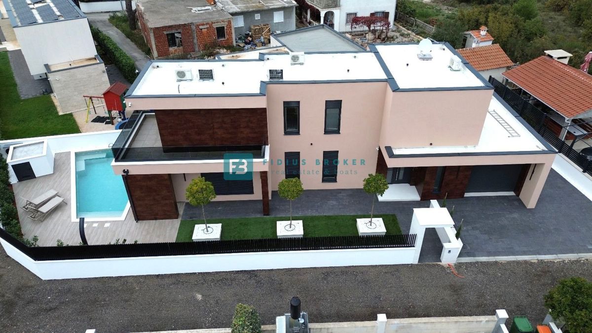 VODICE, novogradnja, luksuzno opremljena vila, bazen, garaža, vrt 340 m2